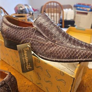 Stunning coffee colored  Lizard Skin Loafers. Never been worn. men’s 8.5